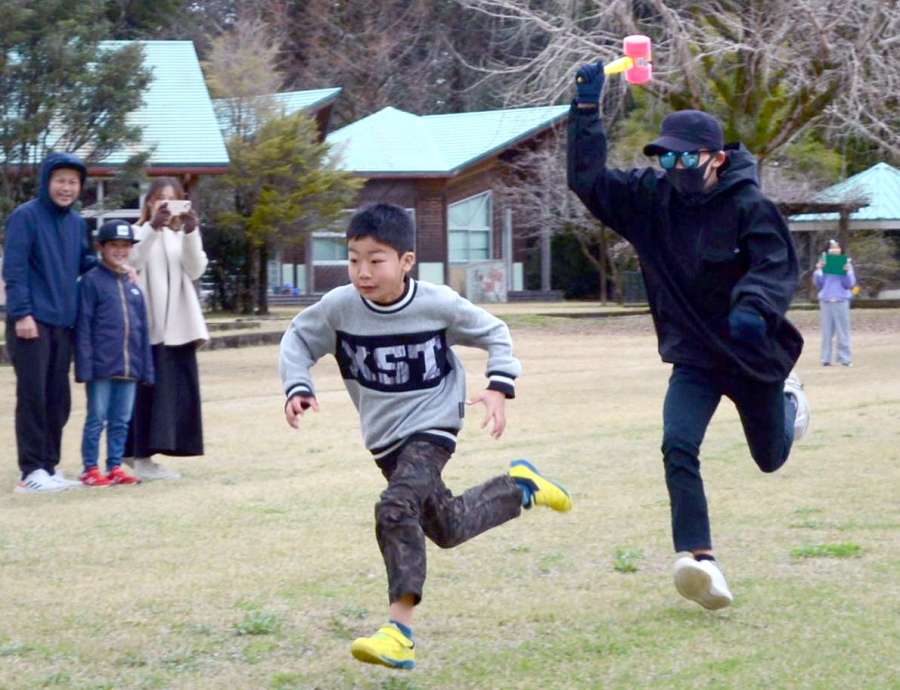 鬼ごっこのミッションに挑む子どもたち＝さつま町神子