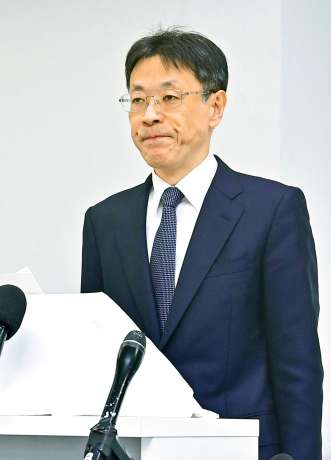 前捜査２課長の懲戒処分について陳謝する鹿児島県警の岩瀬聡本部長＝２１日午後、鹿児島市の県警本部