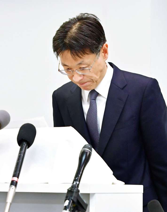前捜査２課長の懲戒処分について陳謝する鹿児島県警の岩瀬聡本部長＝２１日午後、鹿児島市の県警本部