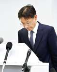 前捜査２課長の懲戒処分について陳謝する鹿児島県警の岩瀬聡本部長＝２１日午後、鹿児島市の県警本部