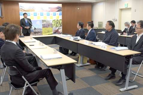 宿泊税導入の必要性を盛り込んだ答申書を受け、あいさつする打越明司市長＝２１日、指宿市役所