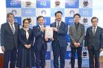 安田壮平市長（左から３人目）に答申する検討会委員＝２１日、奄美市役所