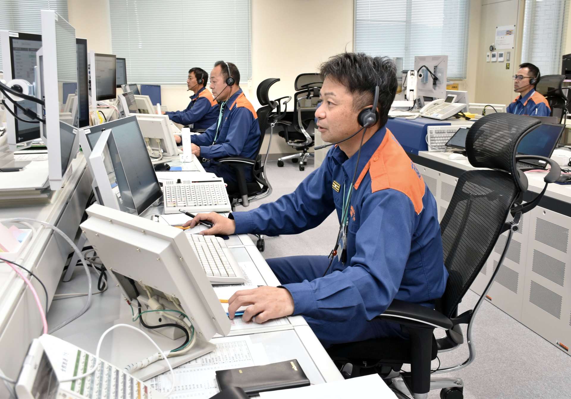 １１９番の通報者から情報を聞き取る指令センター員＝薩摩川内市消防局の北薩３消防本部指令センター