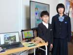 神崎正士朗さん（左）と満園美咲さんがプログラミングした作品が体験できるコーナー＝さつま町神子