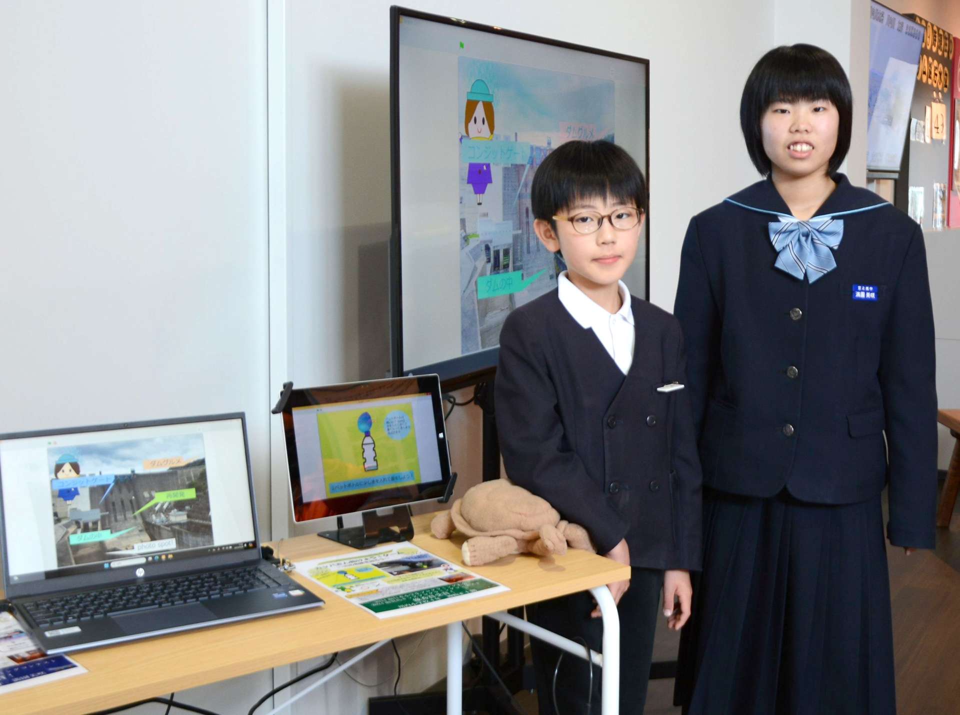 神崎正士朗さん（左）と満園美咲さんがプログラミングした作品が体験できるコーナー＝さつま町神子