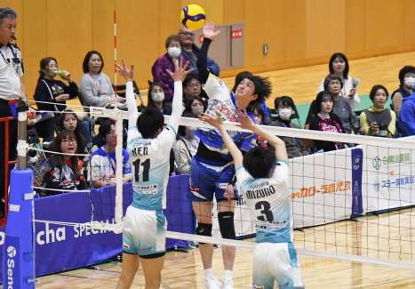 第２セット、スパイクを打つＦ鹿児島の小森＝Ｆアリーナいちき串木野