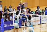 第２セット、スパイクを打つＦ鹿児島の小森＝Ｆアリーナいちき串木野