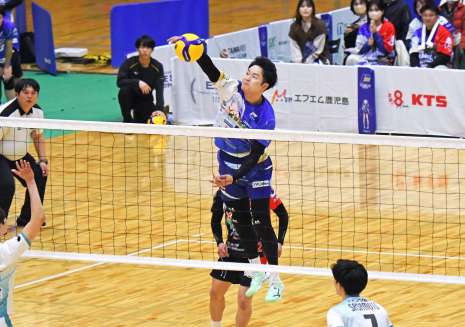 第１セット、バックアタックを決めるＦ鹿児島の笠利＝Ｆアリーナいちき串木野