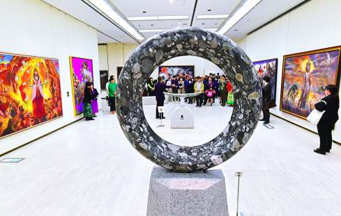 色彩豊かな作品が並ぶ「絹谷幸二親子三人展」＝２２日午前、鹿児島市立美術館