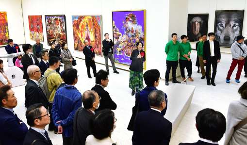 色彩豊かな作品が並ぶ「絹谷幸二親子三人展」＝２２日午前、鹿児島市立美術館
