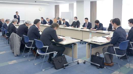 〈関連〉「２０２４年問題」対応の現状を共有する検討会＝２１日、鹿児島市の県市町村自治会館