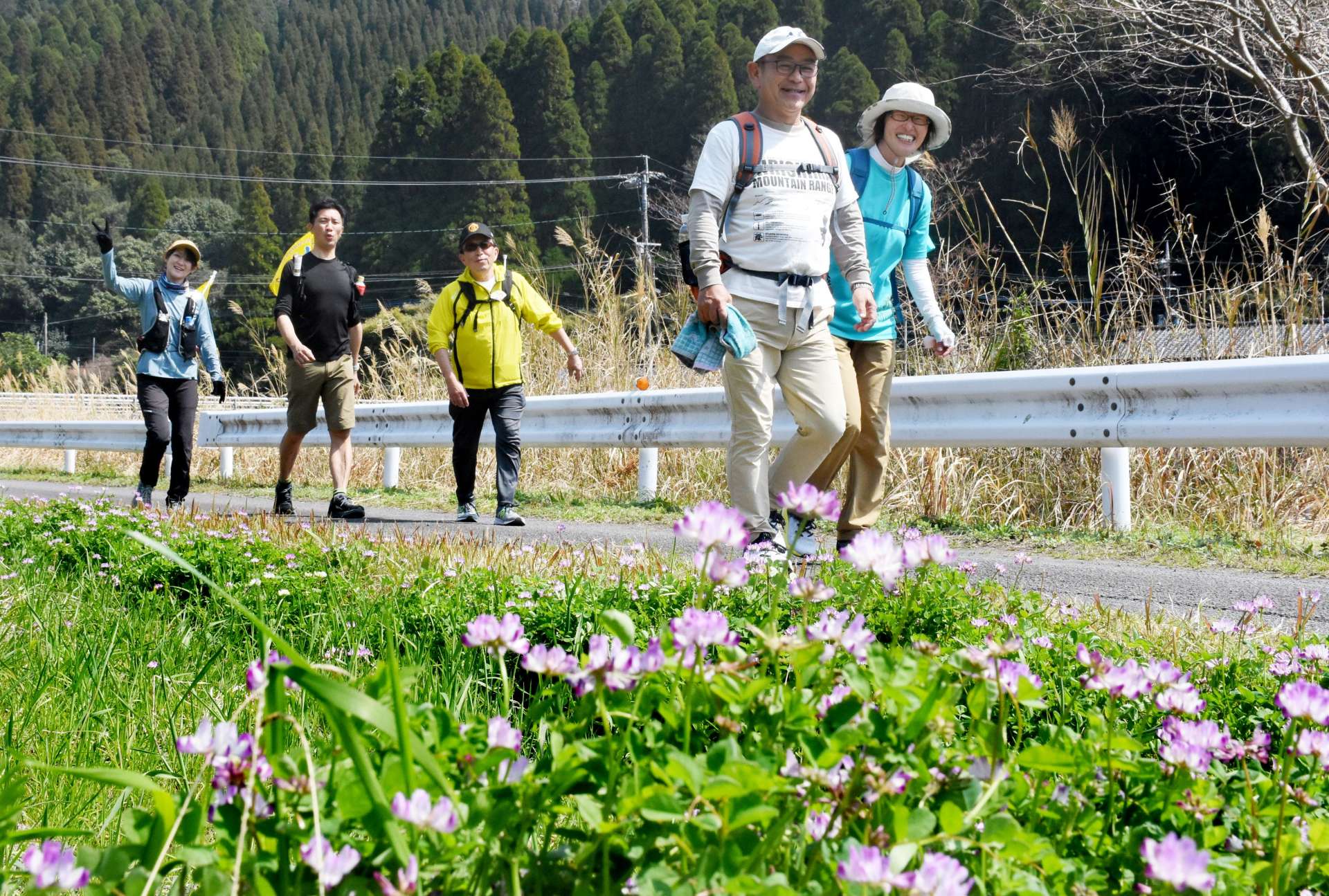 花咲く春の霧島路を楽しむ参加者＝２２日、霧島市隼人町松永