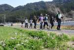 花咲く春の霧島路を楽しむ参加者＝２２日、霧島市隼人町松永