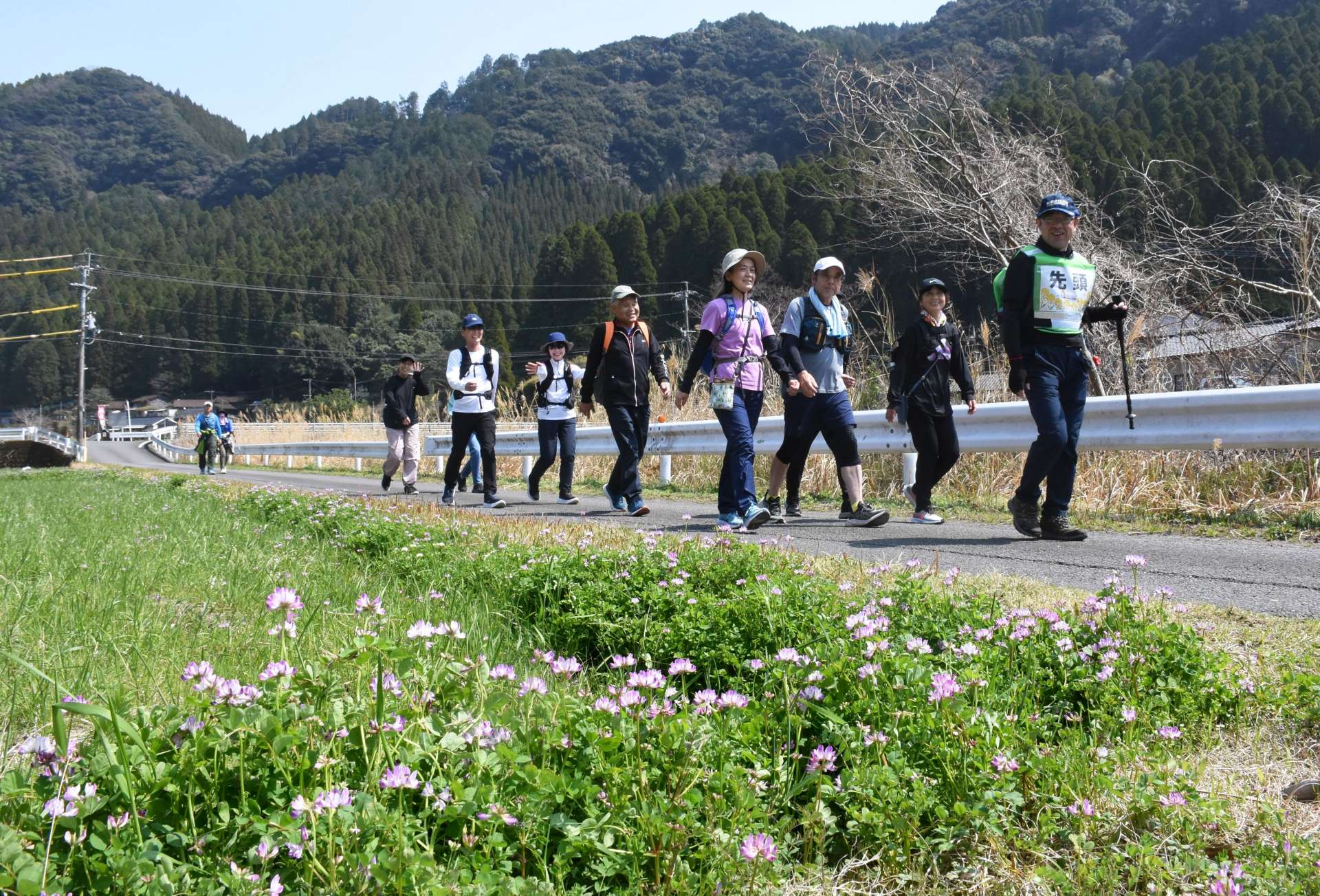 花咲く春の霧島路を楽しむ参加者＝２２日、霧島市隼人町松永