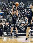 前半、レブナイズの森田（１１）が３点シュートを決める＝鹿児島市の西原商会アリーナ