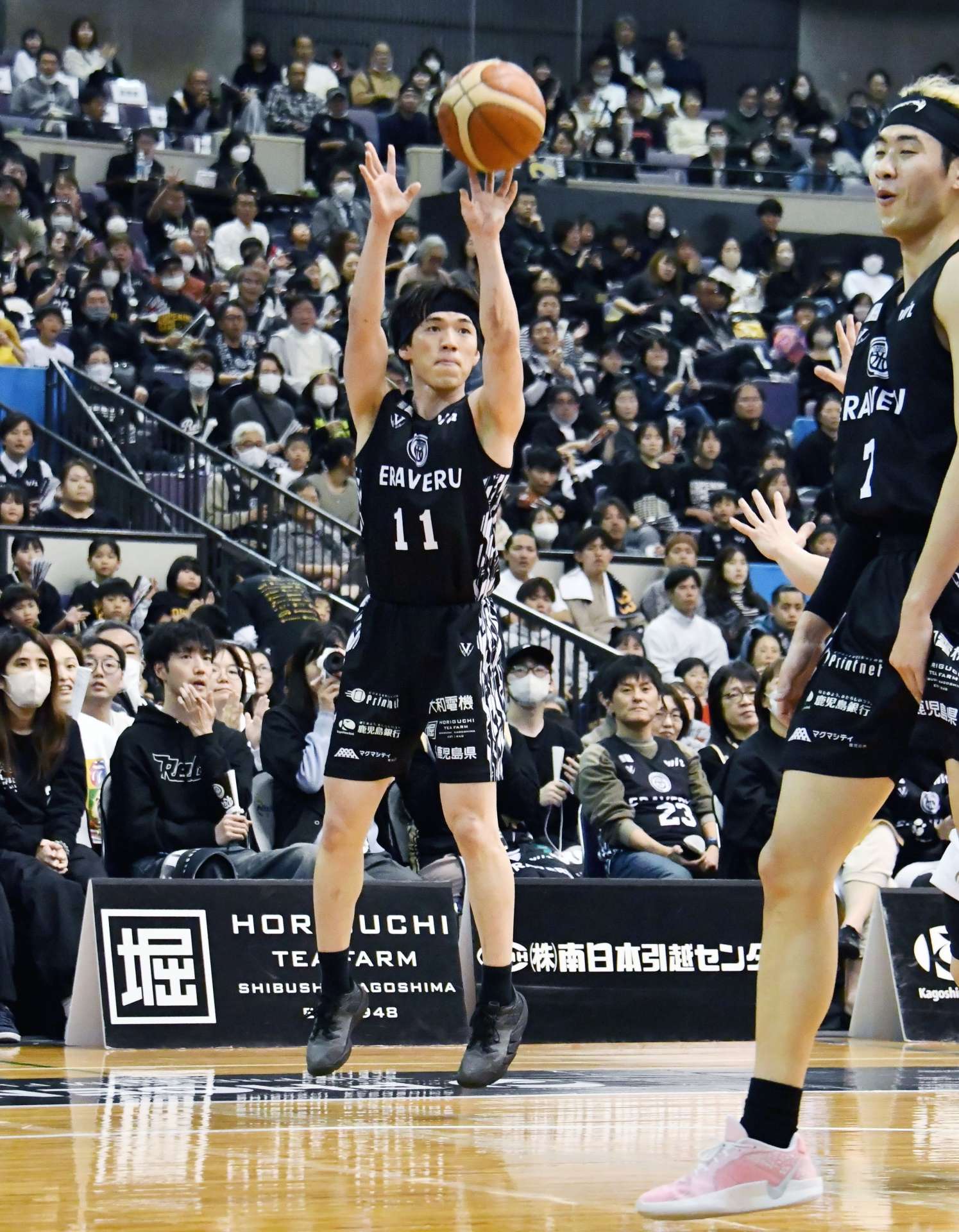 前半、レブナイズの森田（１１）が３点シュートを決める＝鹿児島市の西原商会アリーナ