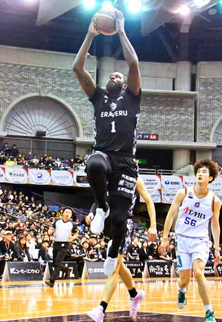 前半、ダンクシュートを決めるレブナイズのエニス（１）＝鹿児島市の西原商会アリーナ