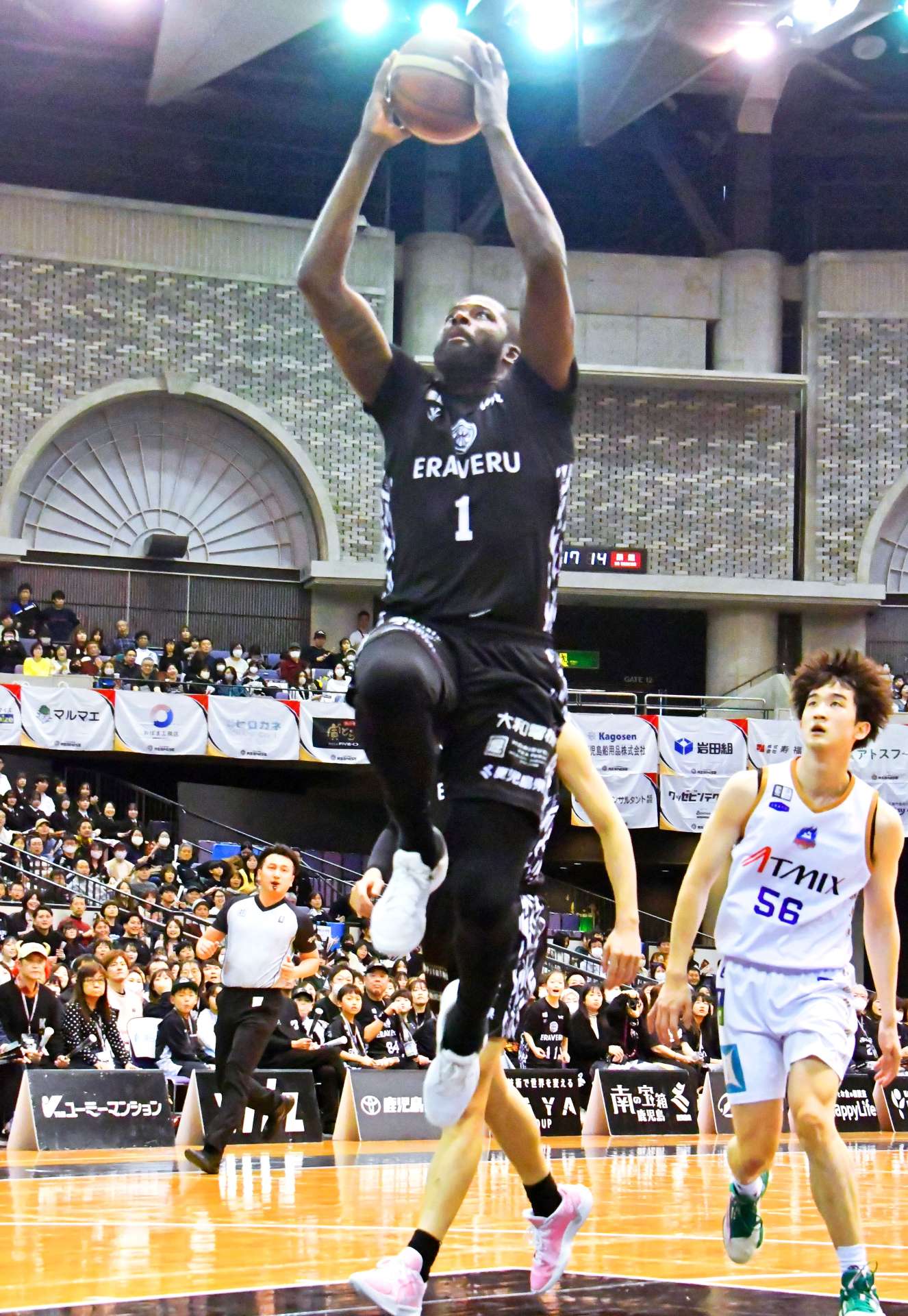 前半、ダンクシュートを決めるレブナイズのエニス（１）＝鹿児島市の西原商会アリーナ