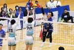 第２セット、Ｆ鹿児島の笠利がバックアタックを決める＝Ｆアリーナいちき串木野