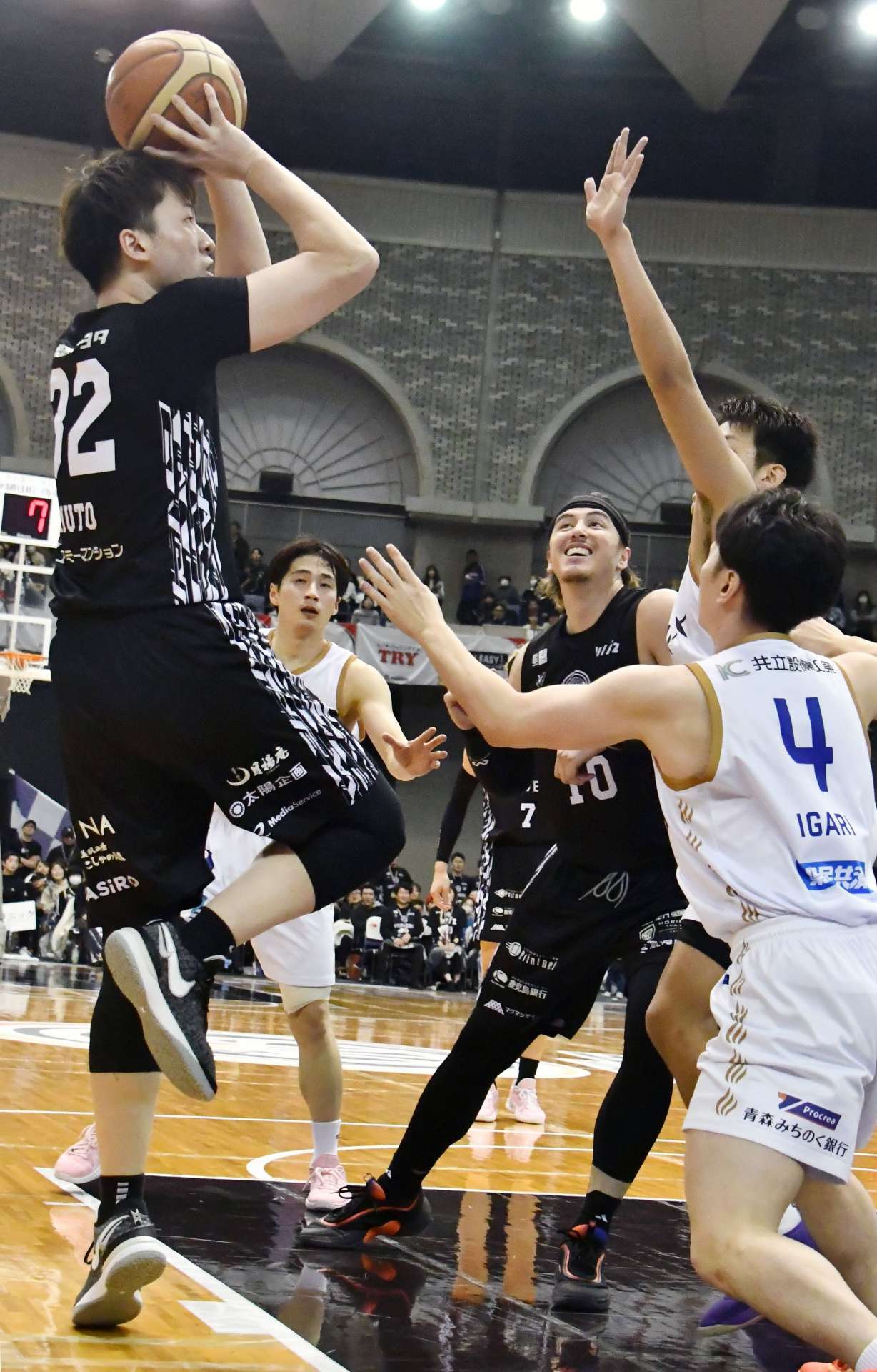 第４クオーター、シュートを放つレブナイズの武藤（左）＝西原商会アリーナ