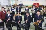 活動の輪を広げる鹿児島商業高校の音楽部＝１８日、鹿児島市の同校