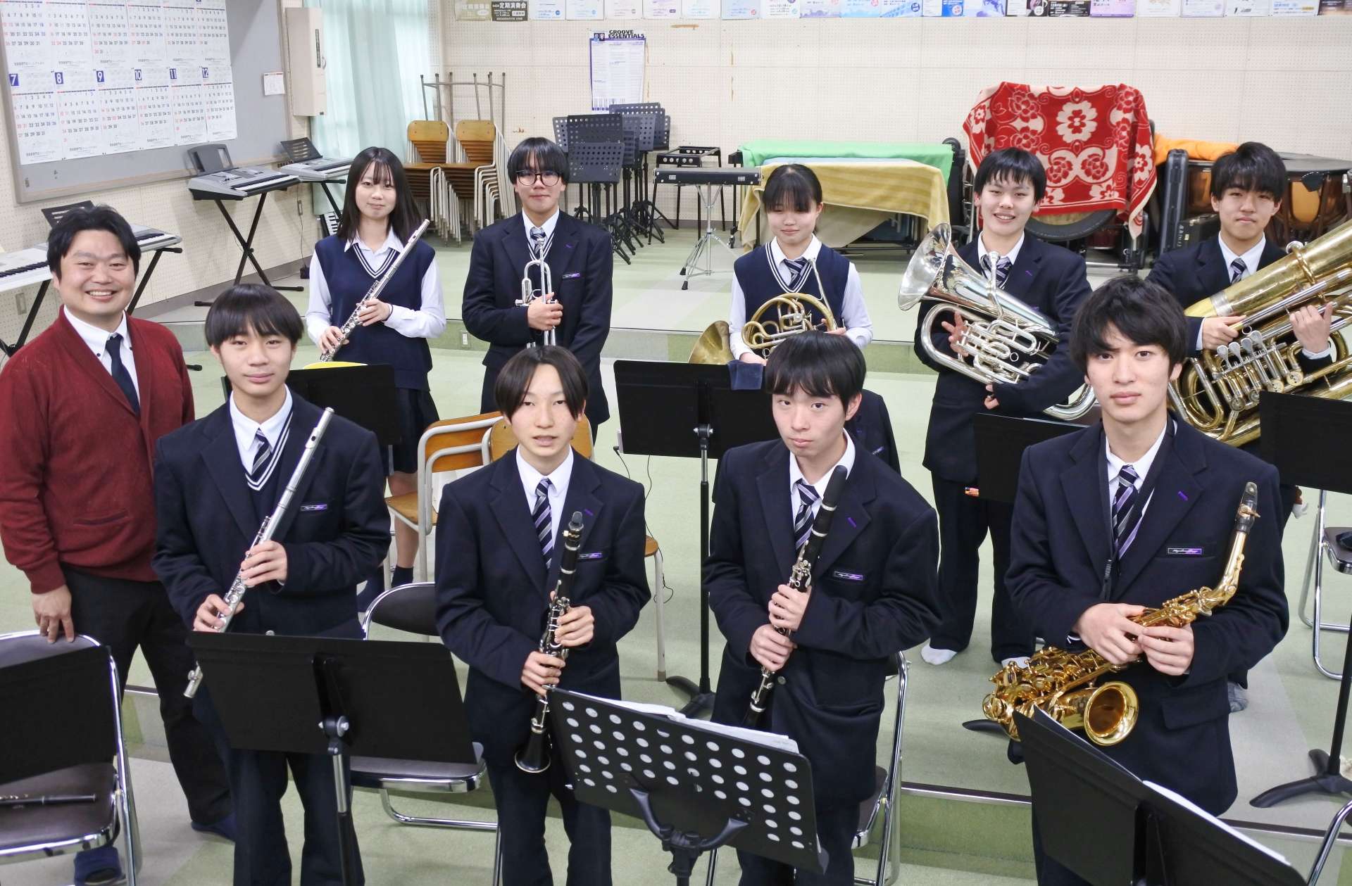 活動の輪を広げる鹿児島商業高校の音楽部＝１８日、鹿児島市の同校