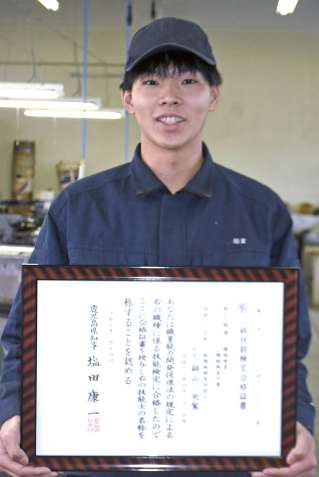 機械検査２級合格を喜ぶ鍋山央駕さん＝鹿屋市の鹿屋農業高校