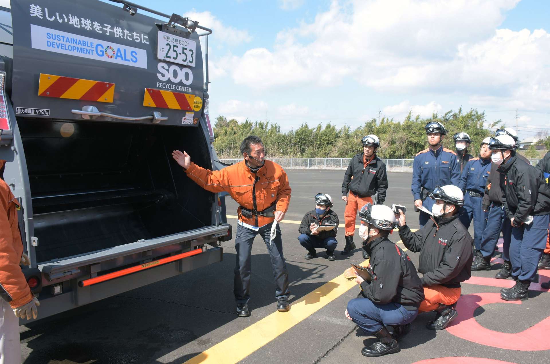 ごみ収集車の構造や事故発生時の対応を学ぶ消防署員＝志布志市の志布志消防署