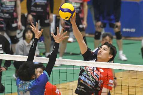 第１セット、フェイントを決めるＦ鹿児島の藤原＝Ｆアリーナいちき串木野