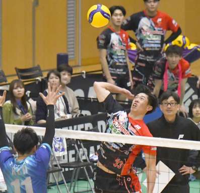 第１セット、スパイクを打つＦ鹿児島の森山＝Ｆアリーナいちき串木野