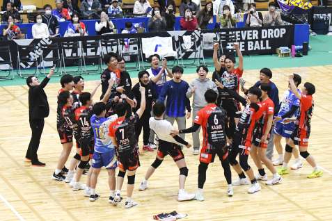 試合前に円陣を組んで気勢を上げるＦ鹿児島の選手ら＝いちき串木野市のＦアリーナいちき串木野