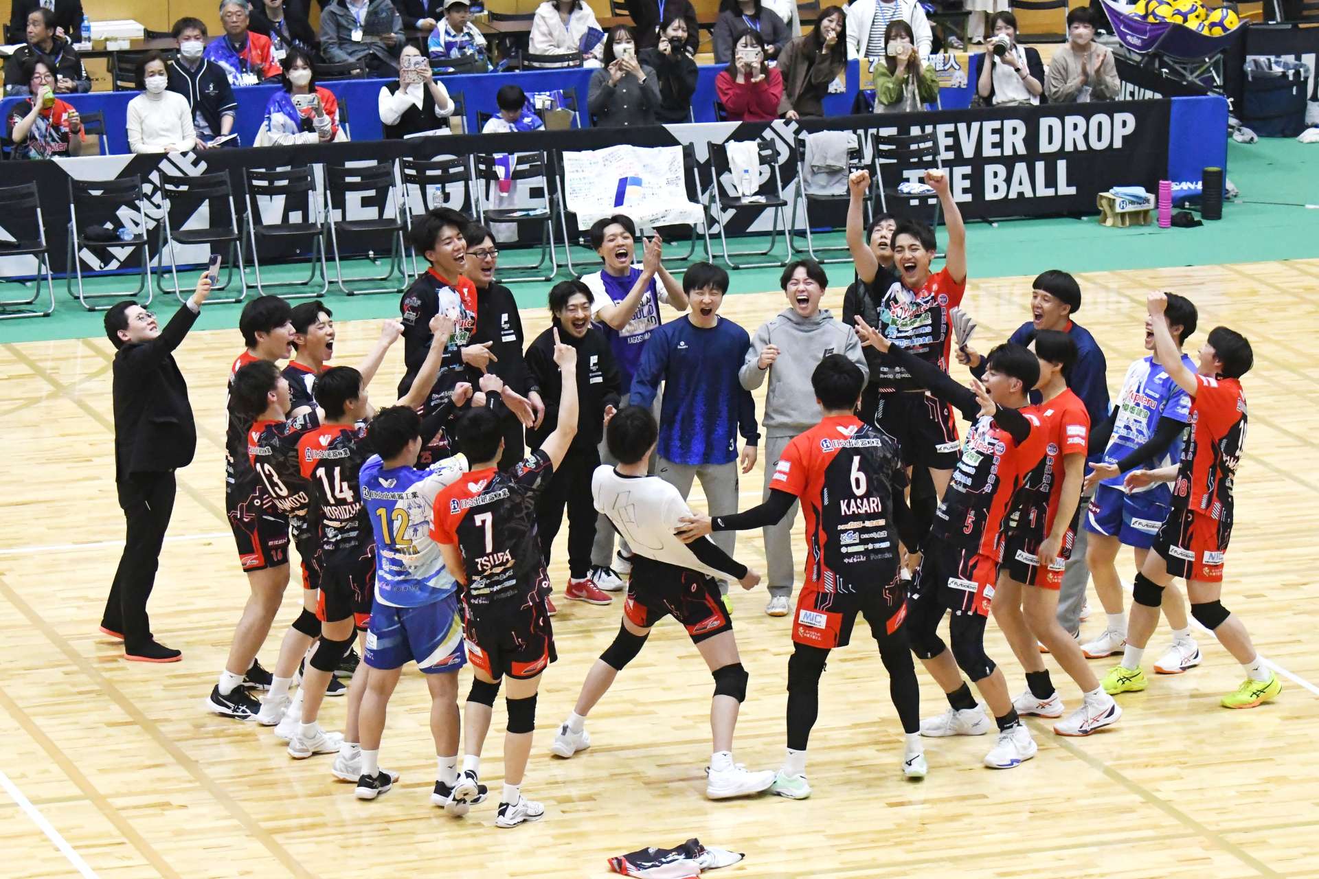 試合前に円陣を組んで気勢を上げるＦ鹿児島の選手ら＝いちき串木野市のＦアリーナいちき串木野
