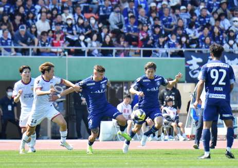 ボールをキープする鹿児島Ｕのアンジェロッティ＝鹿児島市の白波スタジアム