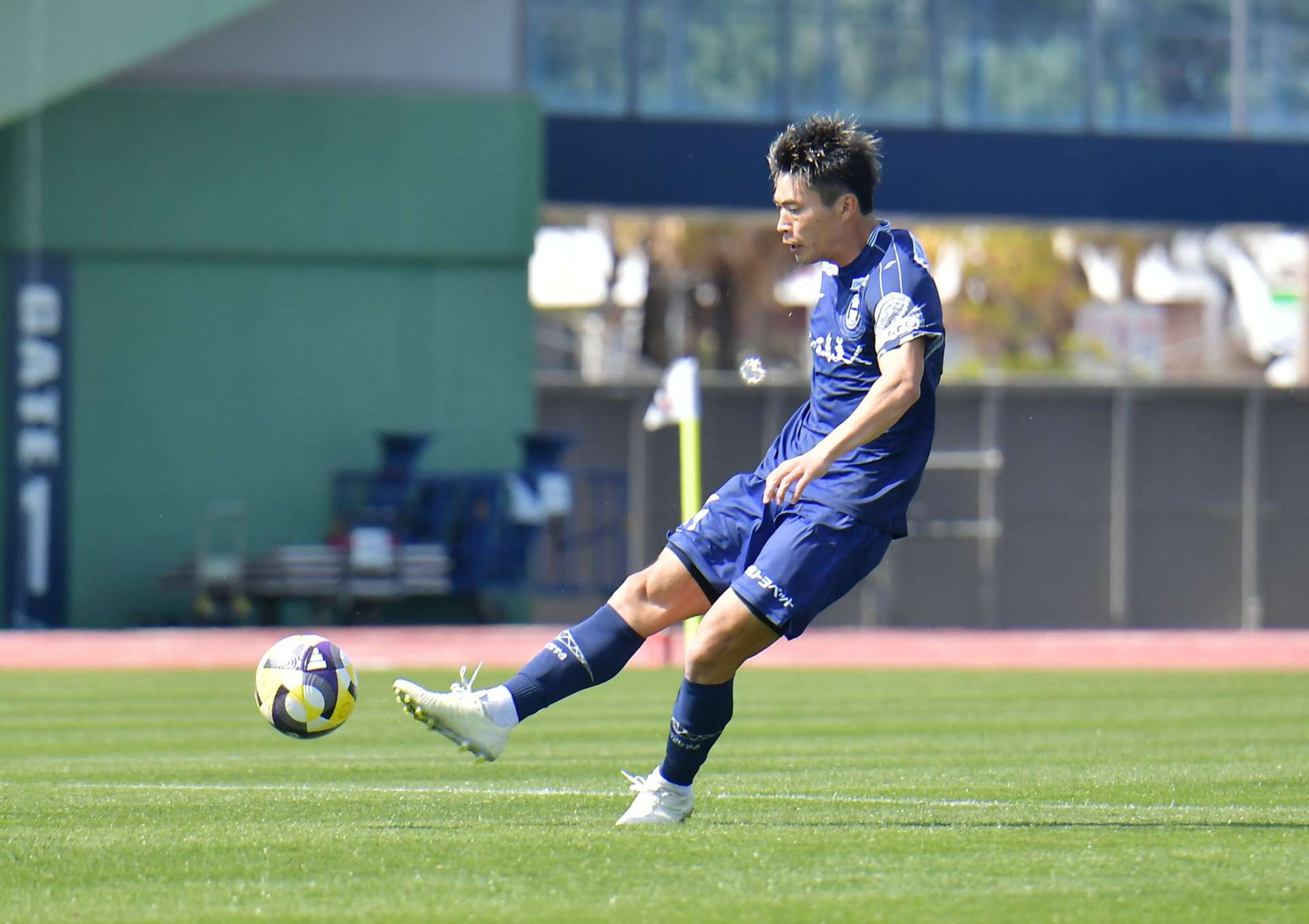 前半、シュートを放つ鹿児島Ｕの青木＝鹿児島市の白波スタジアム