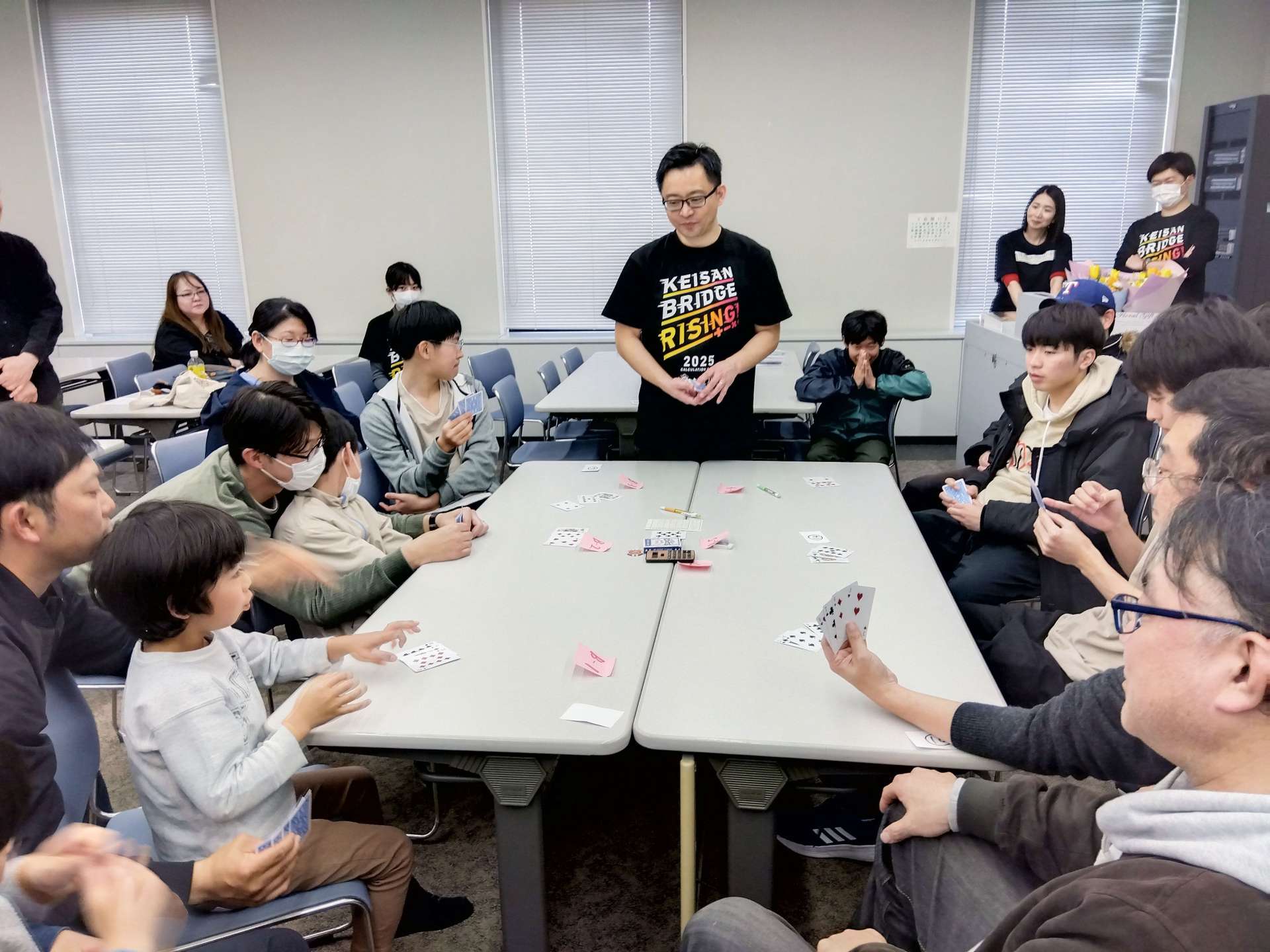 決勝戦に臨む参加者ら＝１６日、鹿児島市のカクイックス交流センター