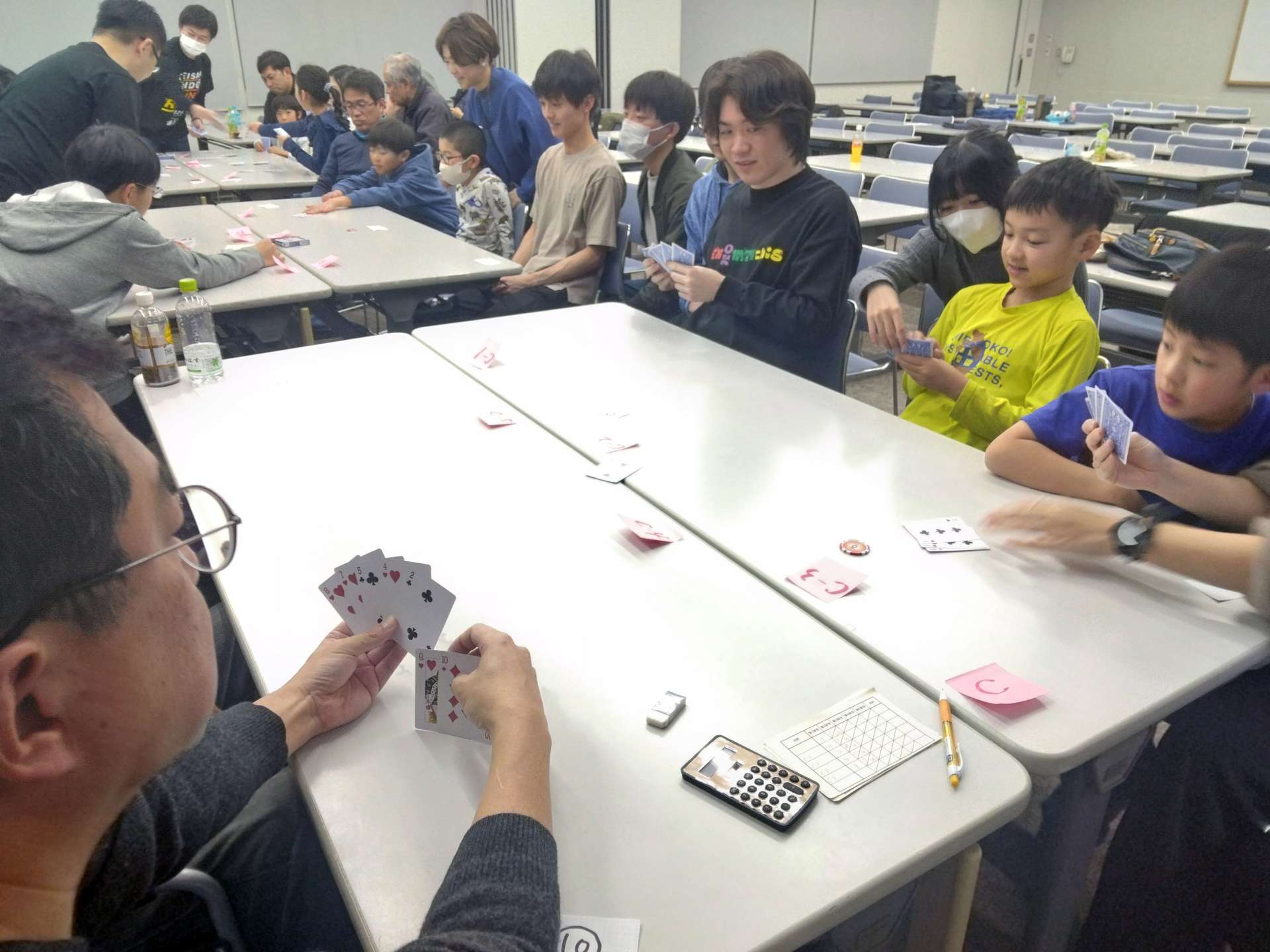 パートナーと相談しながらゲームを進める参加者ら＝１６日、鹿児島市のカクイックス交流センター