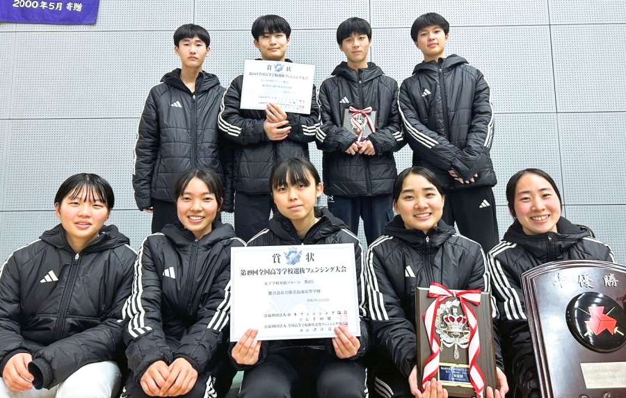 団体フルーレで表彰台に立った鹿児島南勢。準優勝の女子（手前）と３位の男子＝長崎県島原復興アリーナ