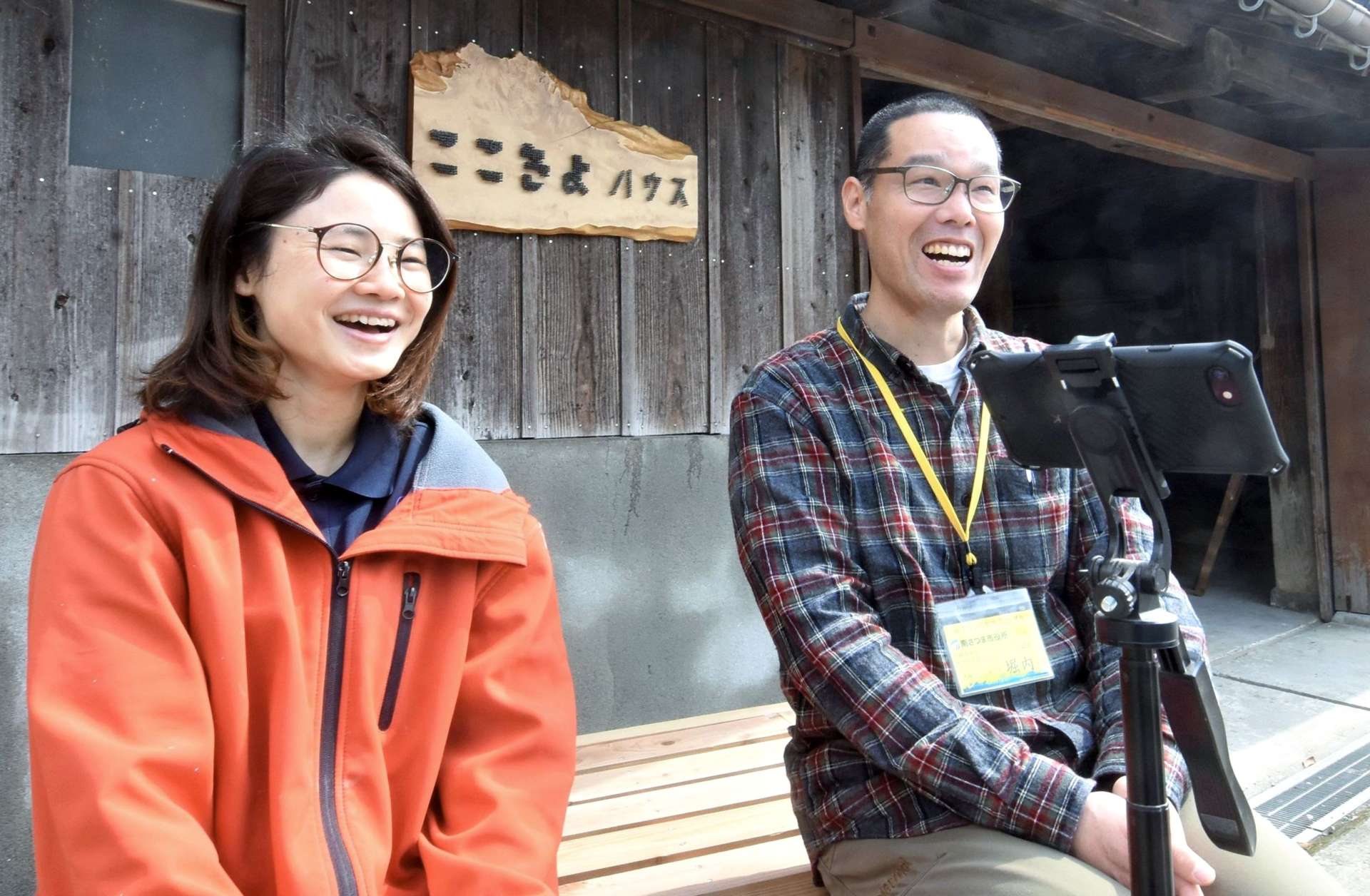 〈関連〉ネットラジオ「ほのぼの坊津」を収録する堀内元気さん（右）と橋口里菜さん＝南さつま市坊津