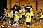 〈関連〉選手を笑顔で迎え入れる指導者＝鹿児島市の広木小学校