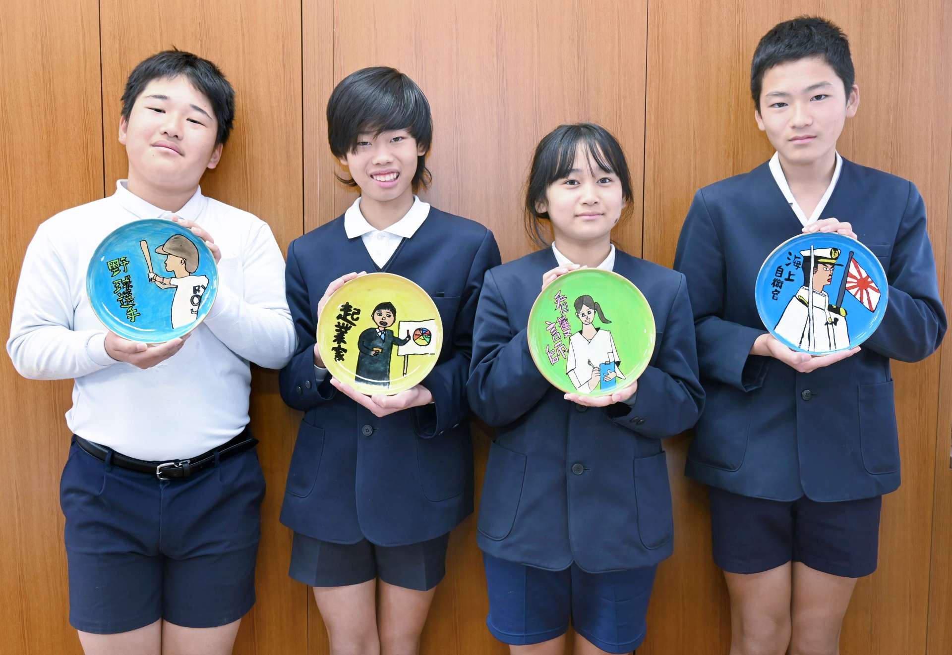 絵皿に描いた夢に胸を膨らませる６年生＝南九州市知覧の中福良小学校