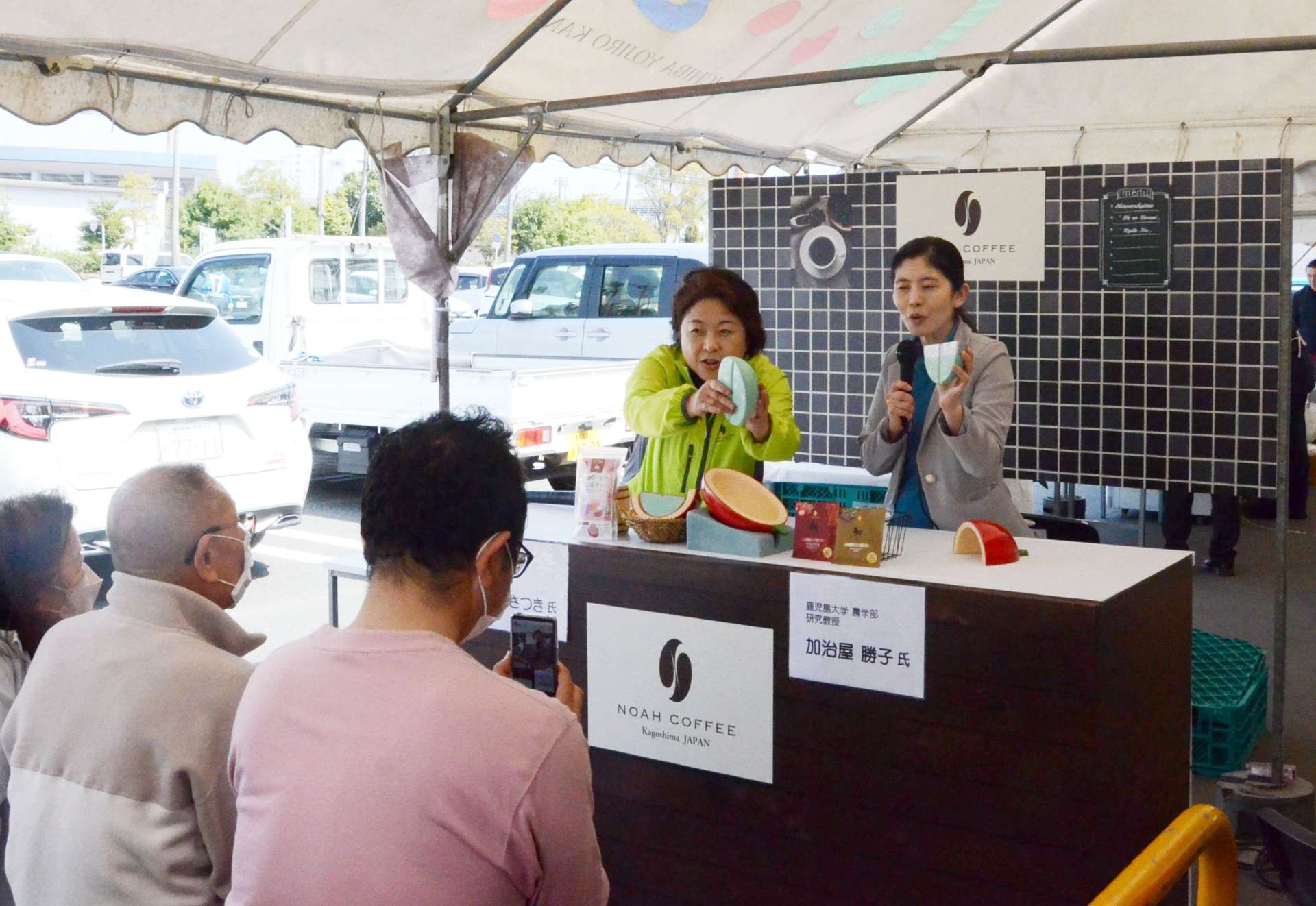 コーヒー豆の模型を使い説明するノアコーヒー代表の山下さつきさん（左）ら＝２２日、鹿児島市