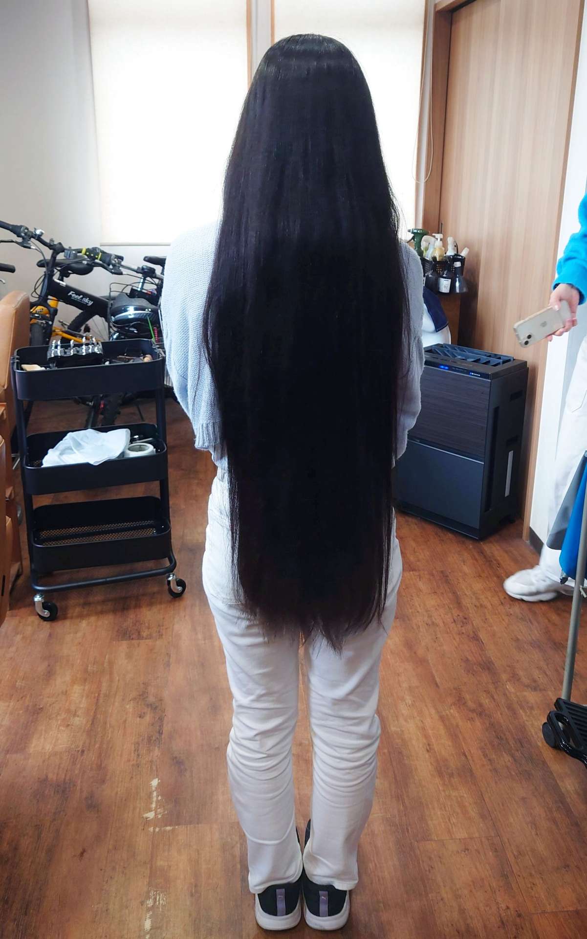 〈関連〉カットする前の長い髪の青山結愛さん＝日置市伊集院