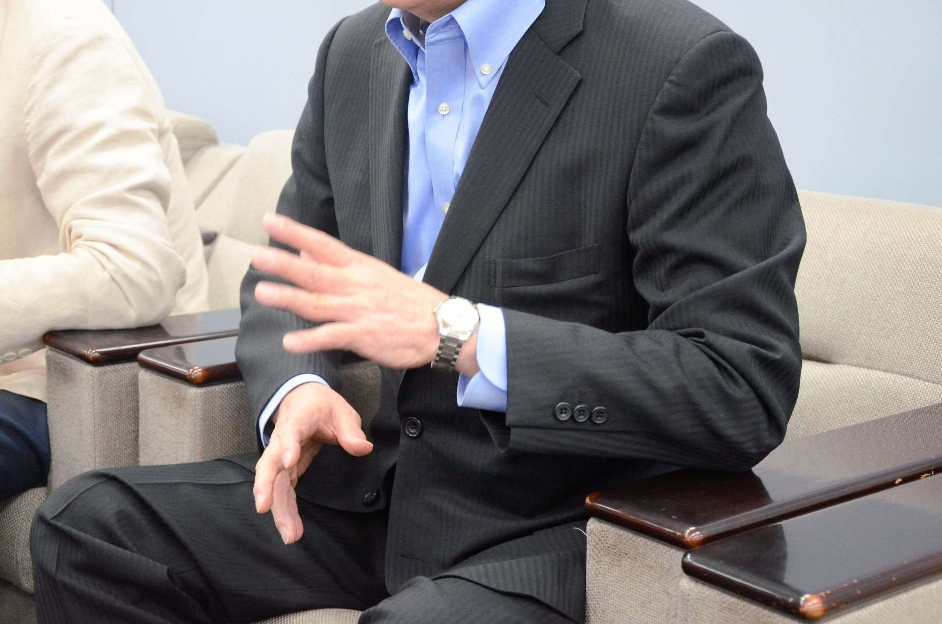 出版会見を開く「ハンター」の中願寺純則代表。取材活動に影響があるとして、素顔は明かしていない＝２０２４年１１月、鹿児島県庁