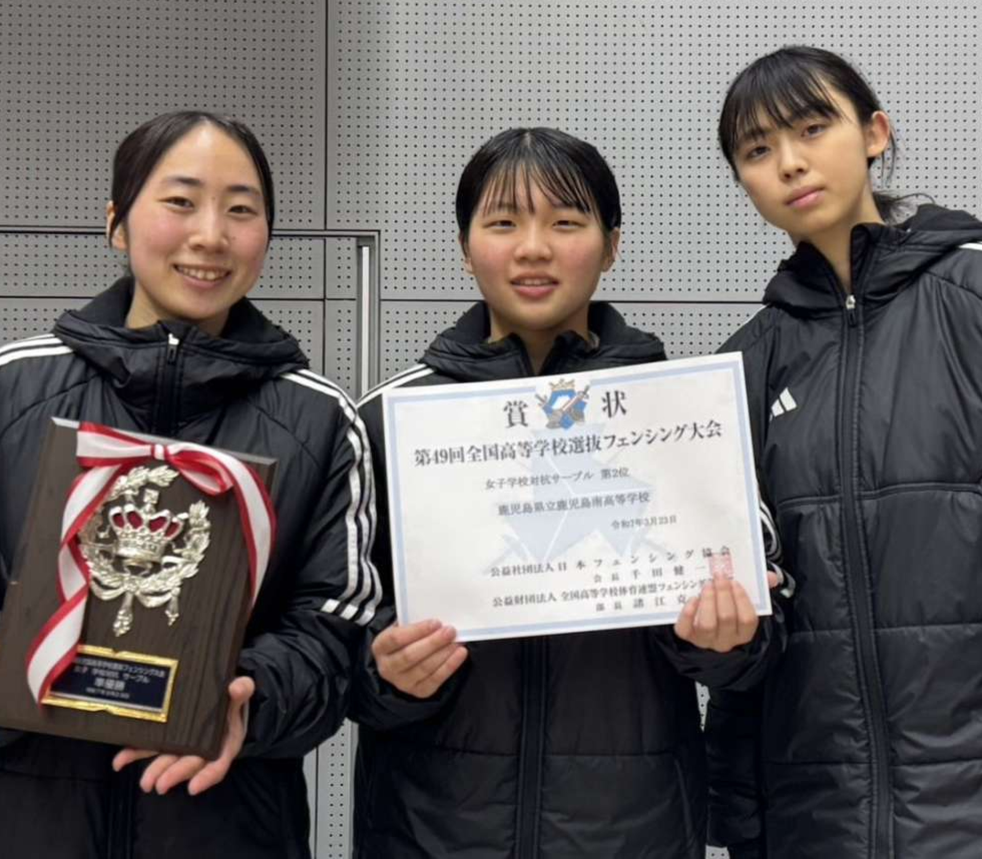 女子サーブルで準優勝した鹿南のメンバー＝島原復興アリーナ