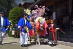 華やかな飾りを付けた鈴懸け馬＝薩摩川内市の新田神社