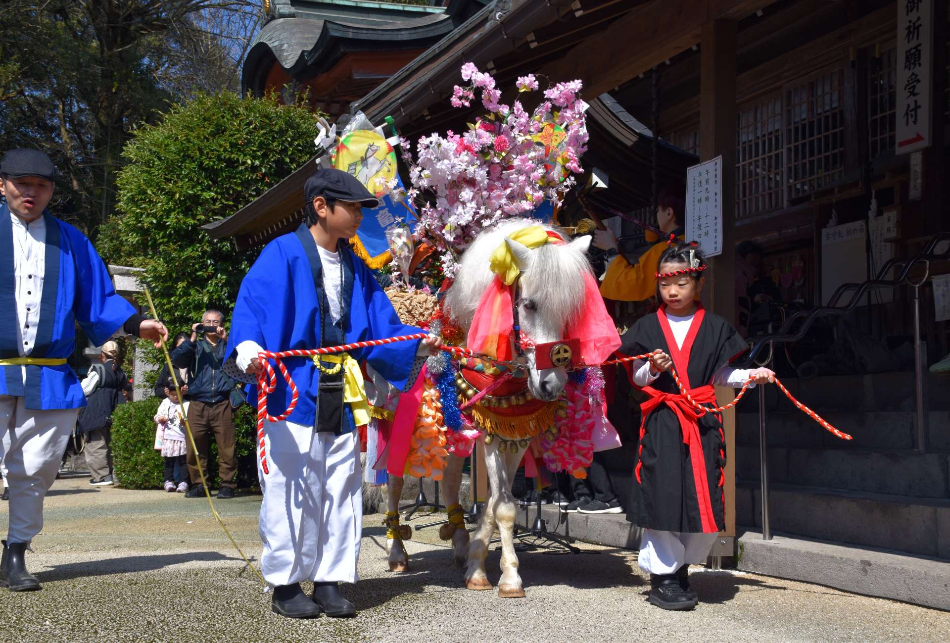 華やかな飾りを付けた鈴懸け馬＝薩摩川内市の新田神社