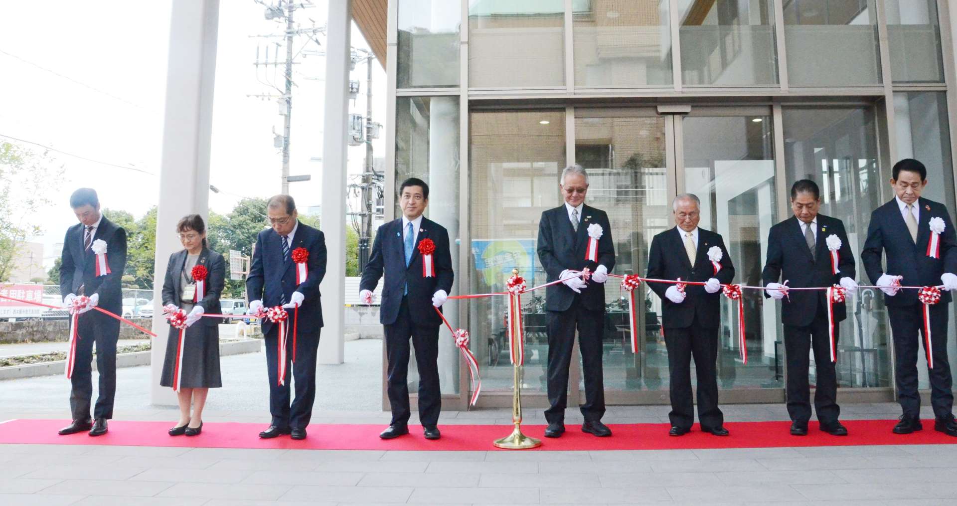テープカットで鹿児島県中小企業会館の完成を祝う関係者ら＝２４日、鹿児島市城山町