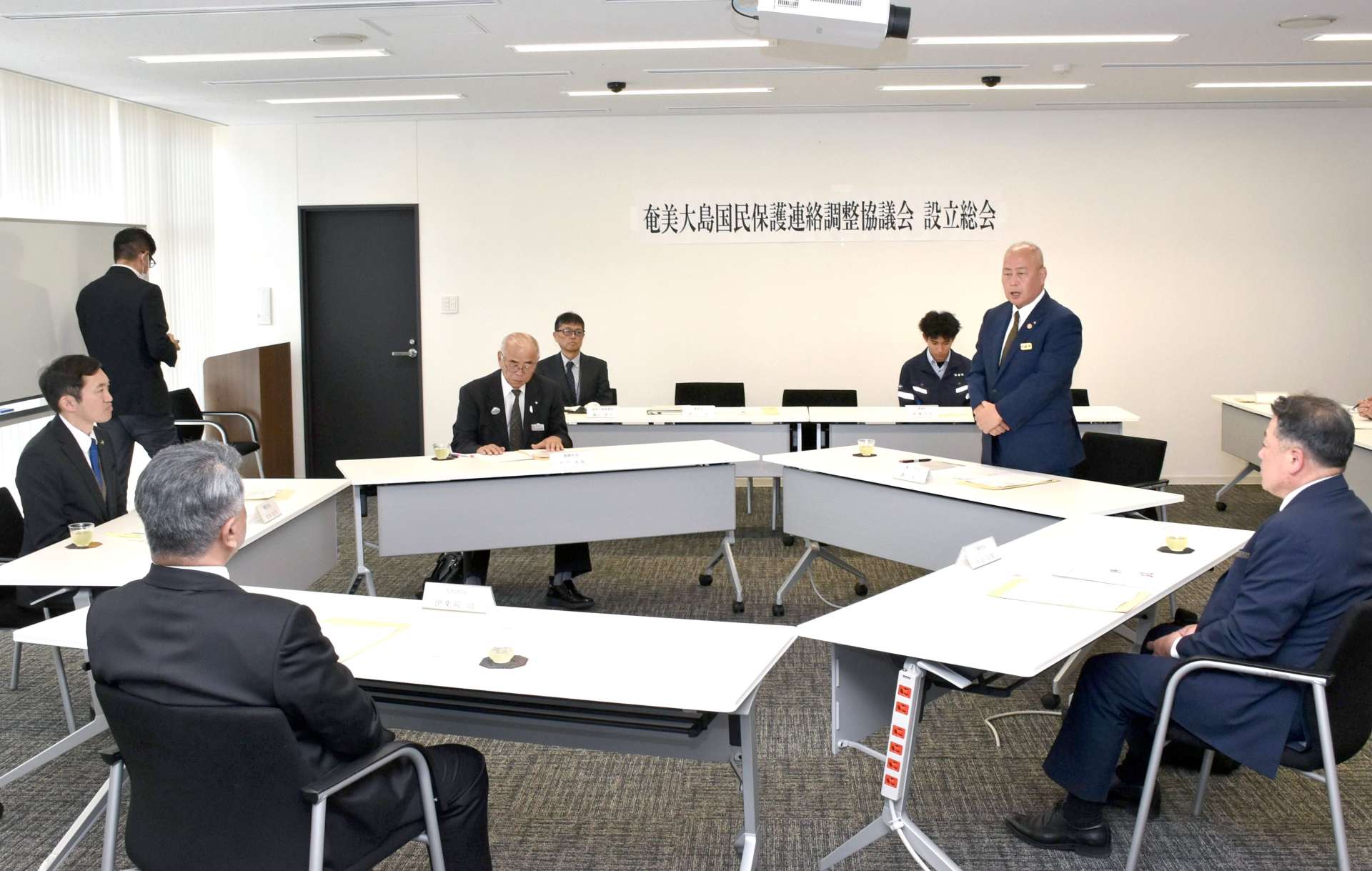 設立総会であいさつする鎌田愛人瀬戸内町長（右から２人目）＝２４日、奄美市役所