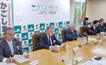 〈別カット〉抹茶加工施設の新設を発表したＪＡ鹿児島県経済連の柚木弘文会長（左から３人目）ら＝２４日、鹿児島市のＪＡ県会館