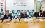 抹茶加工施設の新設を発表したＪＡ鹿児島県経済連の柚木弘文会長（中央）ら＝２４日、鹿児島市のＪＡ県会館